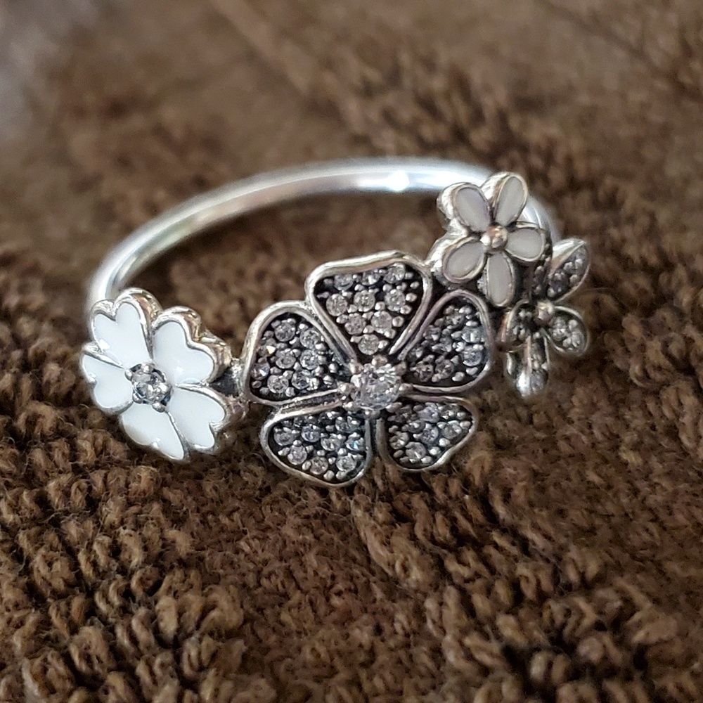 Pandora size 8 Flower ring